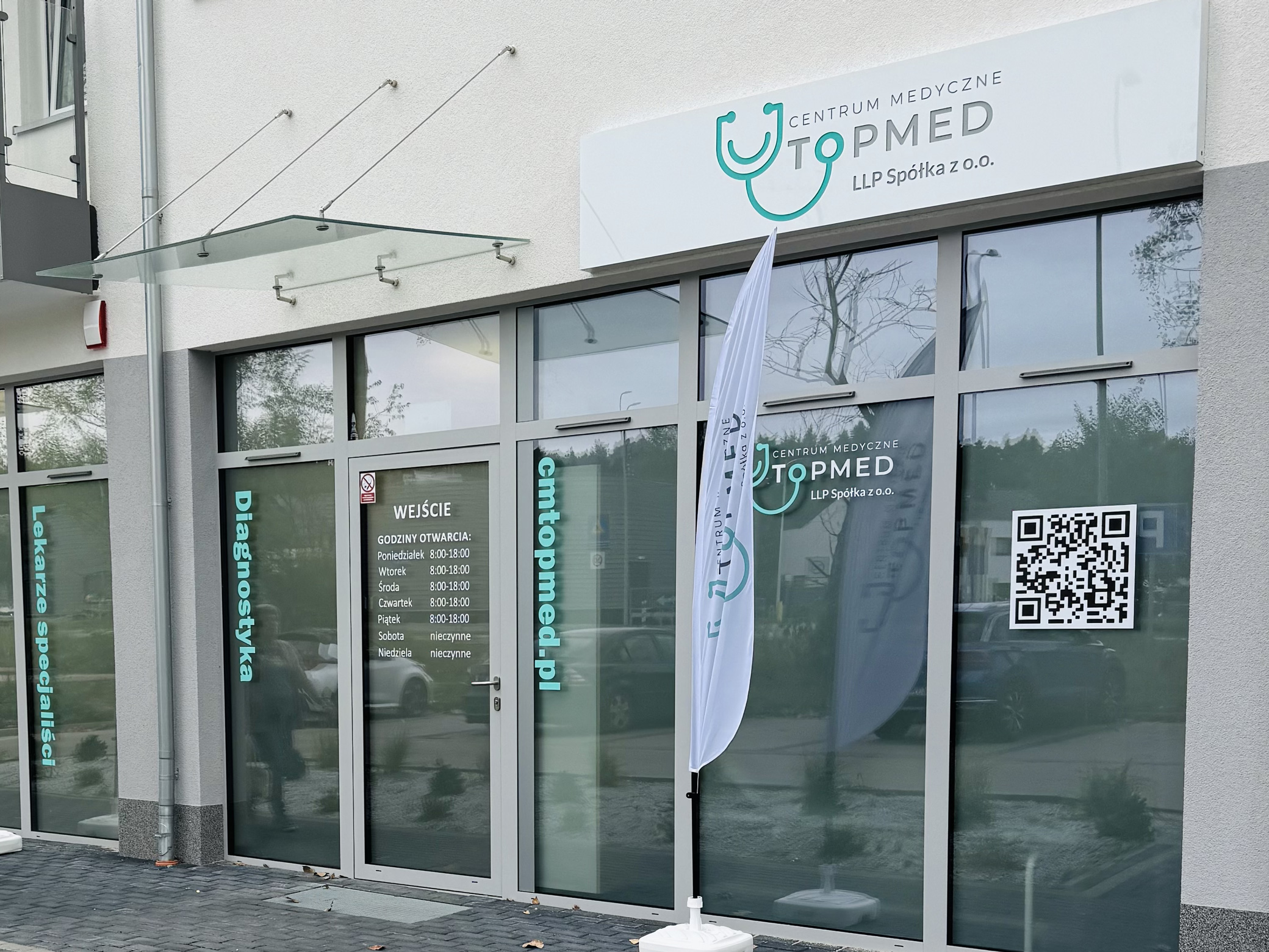 przeszklona witryna wejściowa do przychodni