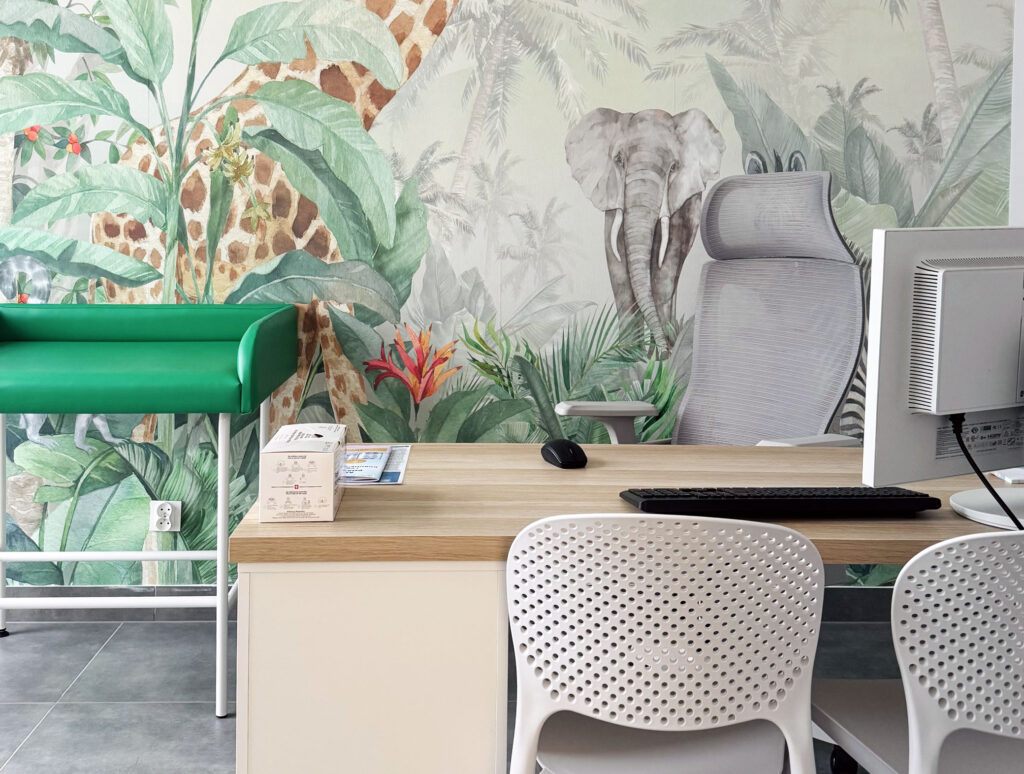 wnętrze gabinetu pediatry z tapetą z wzorem dżungli