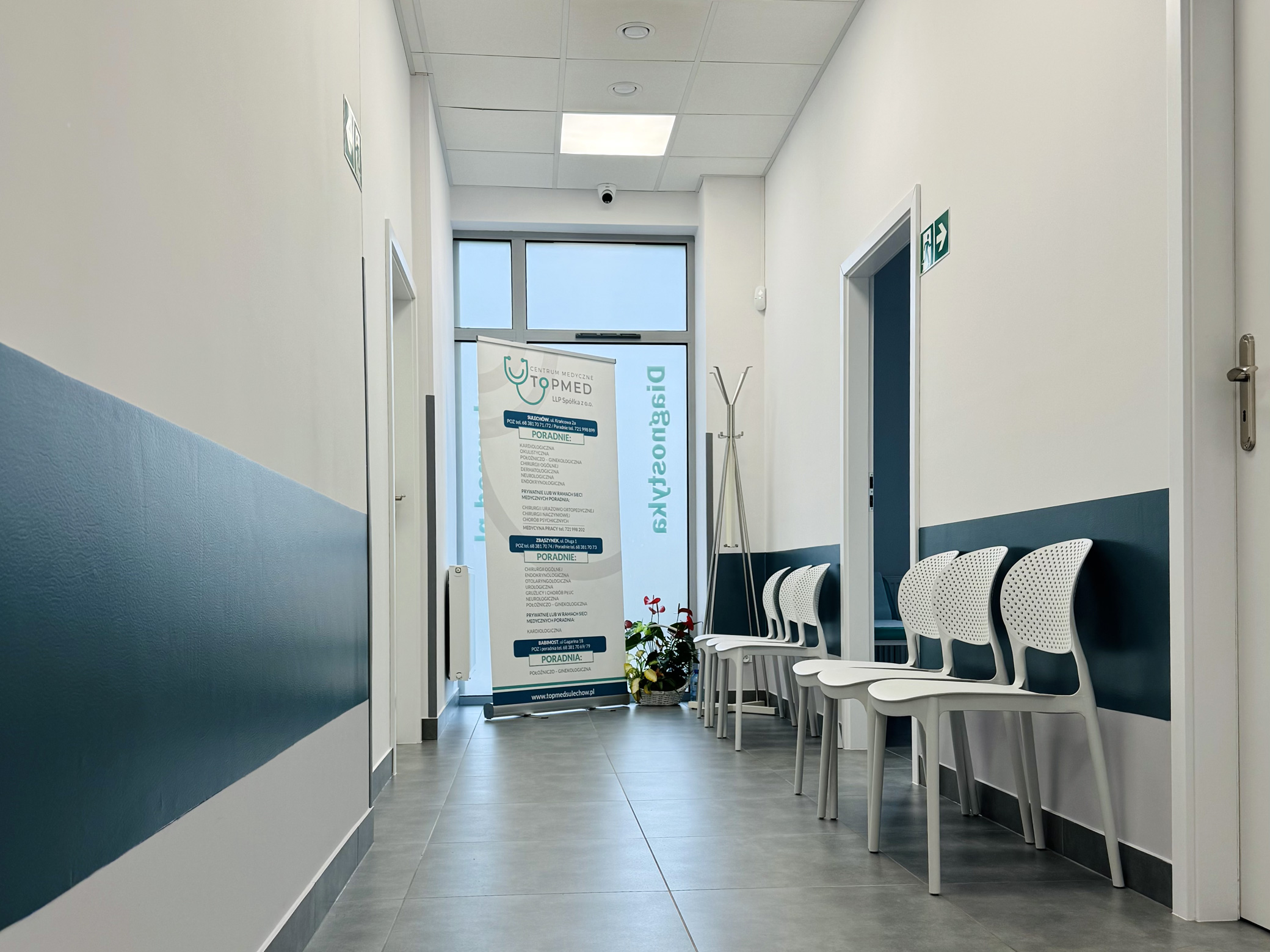 długi korytarz poczekalni z białymi krzesłami