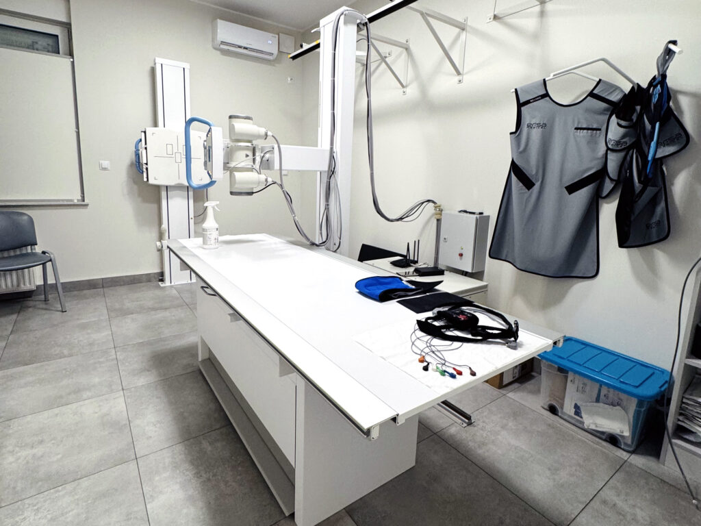 wnętrze pracowni RTG - stół i sprzęt medyczny
